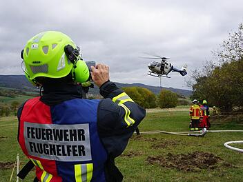 Genau verfolgt und medial festgehalten wurde die erste Flughelfer-Übung  der Feuerwehren Bischofsheim und Aschaffenburg. Foto: Marion Eckert