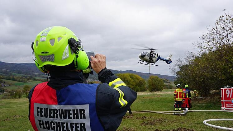 Genau verfolgt und medial festgehalten wurde die erste Flughelfer-Übung  der Feuerwehren Bischofsheim und Aschaffenburg. Foto: Marion Eckert