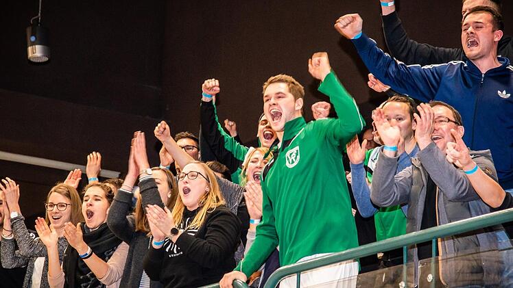 Jubel, Trubel, Heiterkeit - die Katschenreuther Anhänger gaben unter den rund 800 Zuschauern in der Sporthalle Weiher klar den Ton an und feierten lautstark den ersten Hallen-Stadtmeistertitel ihre VfR. Foto: Alexander Muck