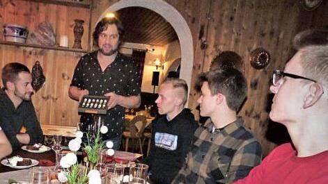 Die "Eifinger Malt-Whisky-Probe" war wieder ein besonderes Ereignis im Bergdorf. Christian Steinlein (stehend) machte die Gäste mit den verschiedensten Sorten vertraut.
