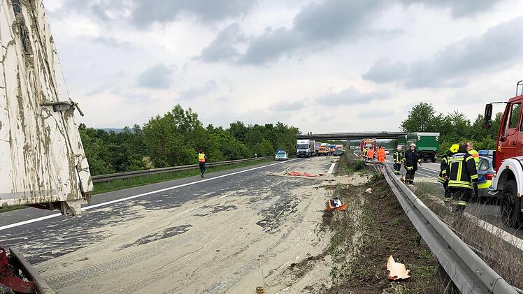 Nach einem schweren Unfall auf der A 73 am Montagnachmittag ist die Autobahn voll gesperrt. Foto: NEWS5 / Merzbach