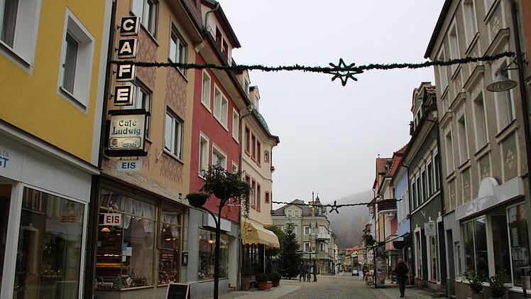 Das Café Ludwig liegt in der Fußgängerzone zwischen Brillen Voigt und der Puppenklinik. Foto: Ulrike Müller