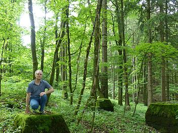 Einige der Betonfundamente lassen sich auf der Wanderstrecke "Hüttentour" zwischen Riedenberg und dem Farnsberg bei genauerem Hinsehen noch entdecken.  Volker Waldau fand sie. Foto: Evelyn Schneider