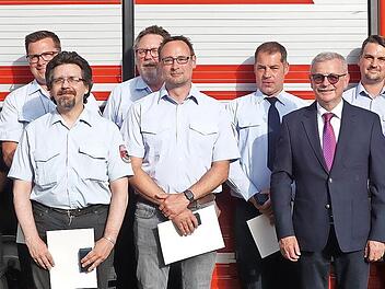 Staatliche Ehrungen für 25 und 40 Jahre aktiven Dienst: (von links) Erich Gerhard, Peter Hergenröder, Ewald Dorn, Torsten Klein, Bernd Reidelbach, Marco Leitsch, Jochen Dorn, Norbert Schneider, Stefan Fischer, Markus Hildmann, stellvertretender La...