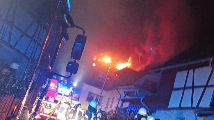 Flammen schlugen den Feuerwehrleuten entgegen.