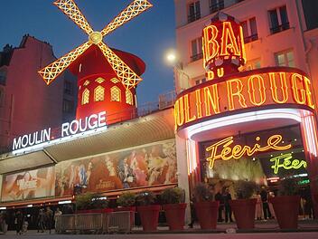Das Moulin Rouge am Abend: Im Keller des Revuetheaters zelebrieren K&uuml;nstler den Ursprung des Cabaret.