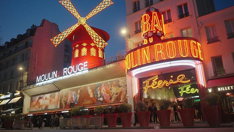Das Moulin Rouge am Abend: Im Keller des Revuetheaters zelebrieren K&uuml;nstler den Ursprung des Cabaret.