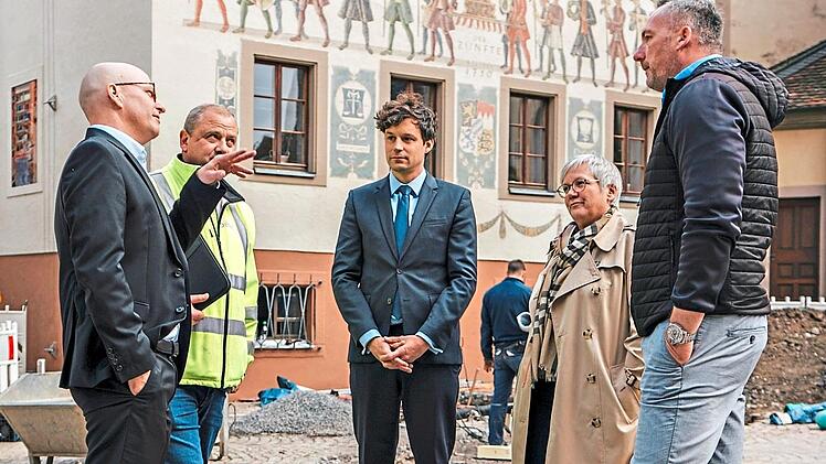Oberb&uuml;rgermeister Dirk Vogel (von links) im Austausch &uuml;ber Nahw&auml;rme mit Stadtwerke-Projektleiter Martin Hopf, den Stadtwerke-Gesch&auml;ftsf&uuml;hrern, Dr. Ralf Merkl und Anja Binder, sowie Maik Schmeller, Leiter st&auml;dtische Liegenschaften und Geb&auml;udemanag...
