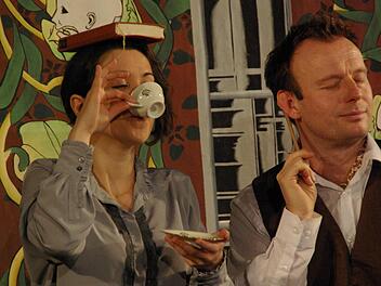 Higgins (Myles Horgan) startet sein Experiment mit Eliza (Lauren Baino). Foto: Elisabeth Assmann