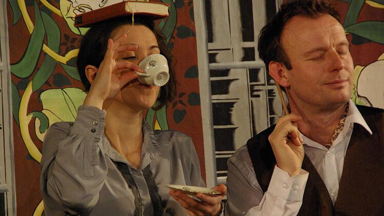 Higgins (Myles Horgan) startet sein Experiment mit Eliza (Lauren Baino). Foto: Elisabeth Assmann