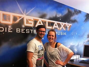 Die Radio-Galaxy-Moderatoren Dominic Gebauer (30) und Linda Borrmann (28) freuen sich auf den Sendestart in Kulmbach.  Foto: privat