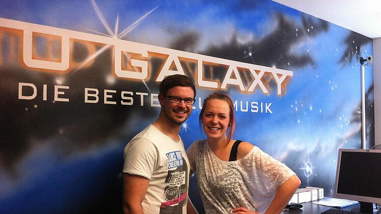 Die Radio-Galaxy-Moderatoren Dominic Gebauer (30) und Linda Borrmann (28) freuen sich auf den Sendestart in Kulmbach.  Foto: privat
