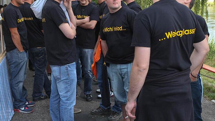 Diese Männer freuen sich über die wohl billigste Maß von 3,80 Euro.