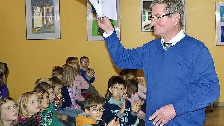 Mit der Urkunde des Bayerischen Kultusministeriums in der Hand verabschiedet sich Stadter in den Ruhestand. Fotos: Roppelt