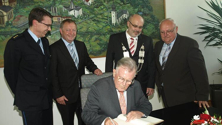 Teufel begrüßten (v. l.) Thomas Lehmann, Leiter des Aus- und Fortbildungszentrum der Bundespolizei, Landrat Thomas Bold, Bürgermeister Franz Kuhn und Altbürgermeister Siegried Erhard, der die Verbindung zu Erwin Teufel herstellte.