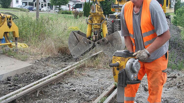 Mit dem Presslufthammer lockert Hartmut Lehrberg den Schotter.