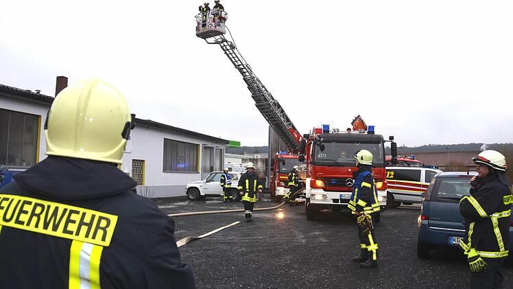 Bei der Suche nach Glutnestern war die Wärmebildkamera im Einsatz. Foto: Rauch