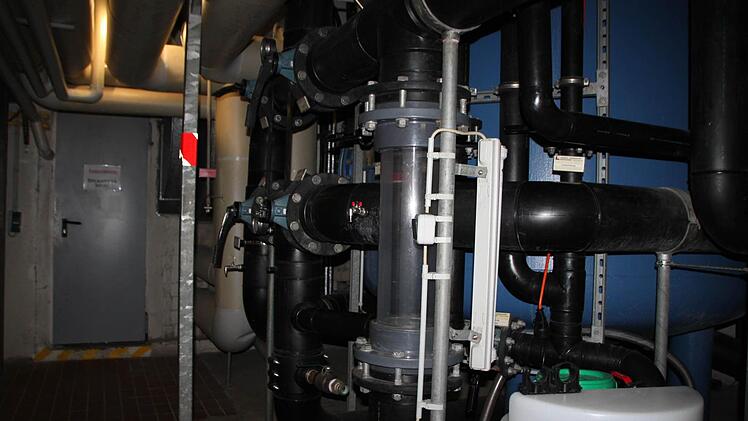 Viele Rohre und Tanks füllen den Keller der Therme Sinnflut. Foto: Ulrike Müller