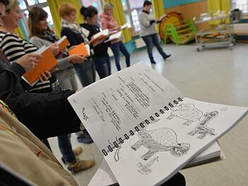 Das Erzieherteam im Kindergarten St. Sebastian Gaustadt hat das "Familienbuch" am Montagnachmittag zum ersten Mal gesehen. Den Eltern wird es im Elterncafé am Donnerstag vorgestellt.  Foto: Ronald Rinklef