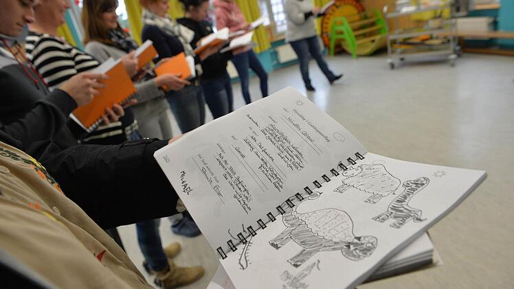 Das Erzieherteam im Kindergarten St. Sebastian Gaustadt hat das "Familienbuch" am Montagnachmittag zum ersten Mal gesehen. Den Eltern wird es im Elterncafé am Donnerstag vorgestellt.  Foto: Ronald Rinklef