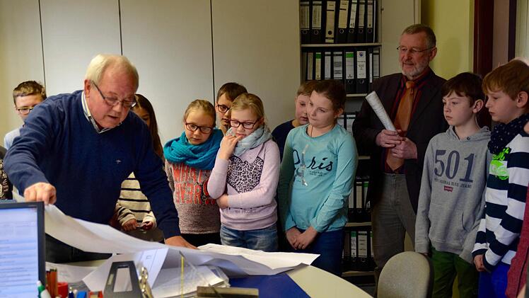 Schüler besuchten das Rathaus. Foto: Kathrin Kupka-Hahn