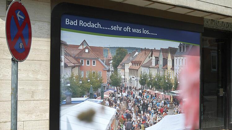 Ein Schaufenster in der Heldburger Straße. Foto: Berthold Köhler