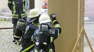 Schnell reagieren müssen Atemschutzgeräteträger im Ernstfall, vor allem wenn sie eine Tür in einem brennenden Haus öffnen.