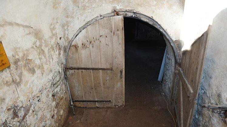 Beim Historischen Dorffest in Weißenbach gab es Führungen, die gerne angenommen wurden. Hier im unteririschen Keller des ehemaligen Zentspeichers. Foto: Marion Eckert