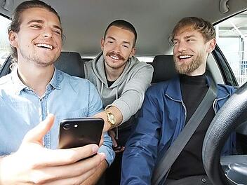 Die Studenten Tim Hellwig, Franz Liebermann und Valentin Eiber (von links) entwickeln eine Mitfahr-App. Foto: Anke Hempfling