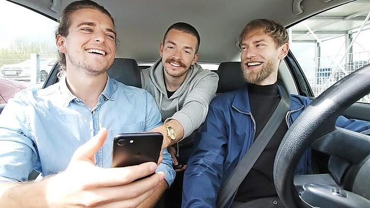 Die Studenten Tim Hellwig, Franz Liebermann und Valentin Eiber (von links) entwickeln eine Mitfahr-App. Foto: Anke Hempfling