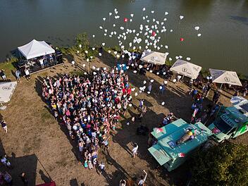 Die Adelsdorfer formierten sich zu einem Herz und ließen die herzförmigen Luftballons in den Himmel steigen.   Foto: Sven Rödig