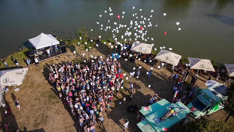Die Adelsdorfer formierten sich zu einem Herz und ließen die herzförmigen Luftballons in den Himmel steigen.   Foto: Sven Rödig