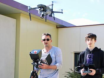 Matthias (links) und Leon Jung von der Tierschutzinitiative Ha&szlig;berge testen den neuen Multikopter zur Rehkitzrettung.  Foto: Teresa Hirschberg