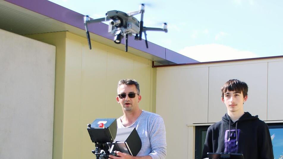 Matthias (links) und Leon Jung von der Tierschutzinitiative Haßberge testen den neuen Multikopter zur Rehkitzrettung.  Foto: Teresa Hirschberg