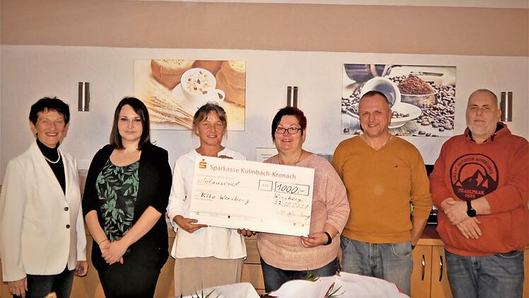 Einen Scheck über 1000 Euro übergab der Awo-Ortsverein Wirsberg an die Herbert-Kneitz-Kindertagesstätte. Von links Kreisvorsitzende Inge Aures, Schriftführerin Jennifer Promeuschel, Kita-Leiterin Kerstin Lobe, Zweite Vorsitzende Heike Luthardt, Vorsitzender Gottfried Luthardt und Kassier Michael Kretschmer