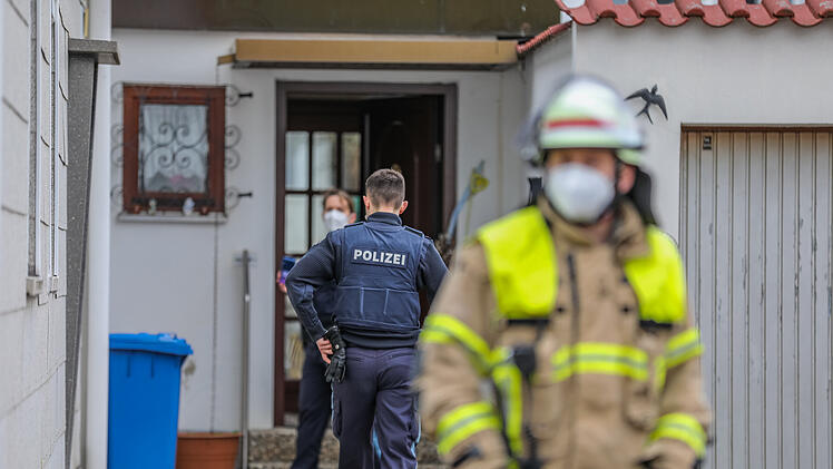 Fürth: Brand in Wohnhaus - Feuerwehr rettet Frau aus Gebäude