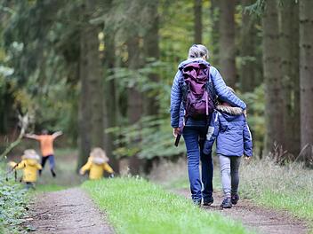 Auch Kinder wandern gerne - vor allem auf einer der zahlreichen Routen, die du in unseren Lektüren-Tipps findest.