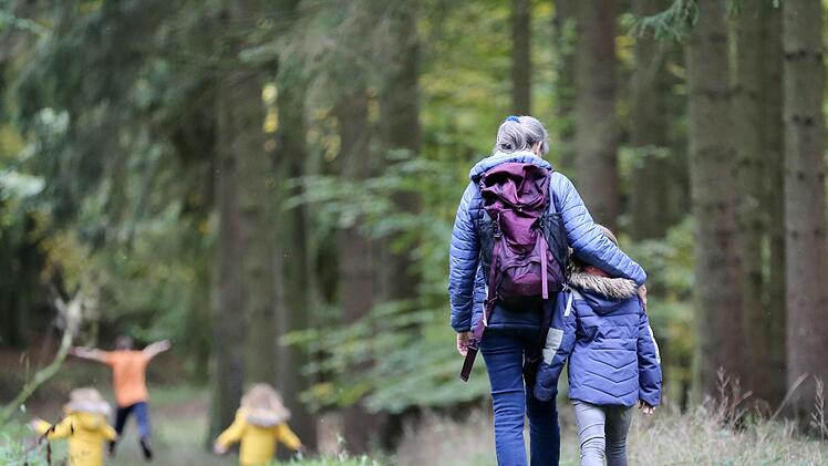 Auch Kinder wandern gerne - vor allem auf einer der zahlreichen Routen, die du in unseren Lektüren-Tipps findest.