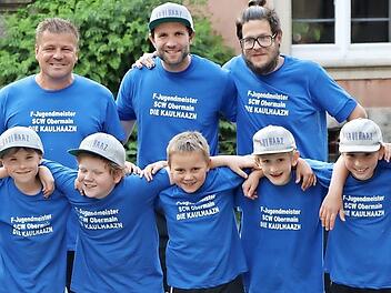 Die Meistermannschaft des SCW Obermain nach dem Gewinn der Meisterschaft mit ihren Betreuern und Trainer Peter Tremel (2.v.r.)