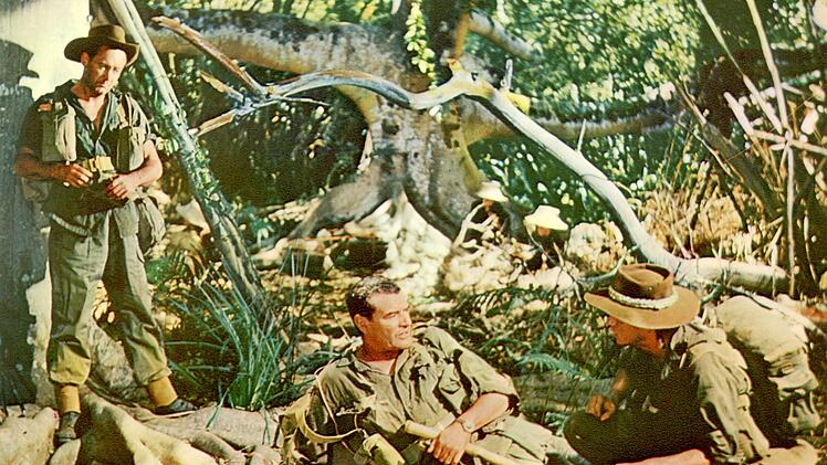 Verzweiflung am Kwai: Major Shears (William Holden, links) und Major Warden (Jack Hawkins, Mitte) sind von den Japanern gefangen genommen worden.