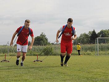 Die bisherigen A-Jugendlichen Max Wirth (li.) und Patrick Titzmann rüsten sich für den Senioren-Fußball. Foto: Daniel Ruppert
