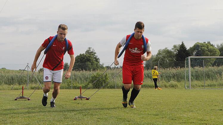 Die bisherigen A-Jugendlichen Max Wirth (li.) und Patrick Titzmann rüsten sich für den Senioren-Fußball. Foto: Daniel Ruppert