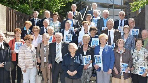 Die Jubelkonfirmanden aus Ermershausen mit Pfarrer Stephan Aupperle (links) Foto: Gerhard Schmidtt