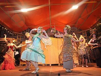 Die fantasievollen Kreationen von Berit Ida Lüdtke werden am Korbmarktsamstag, 20 Uhr auf der Hauptbühne am Marktplatz zu sehen sein. Foto: Archiv Gerda Völk