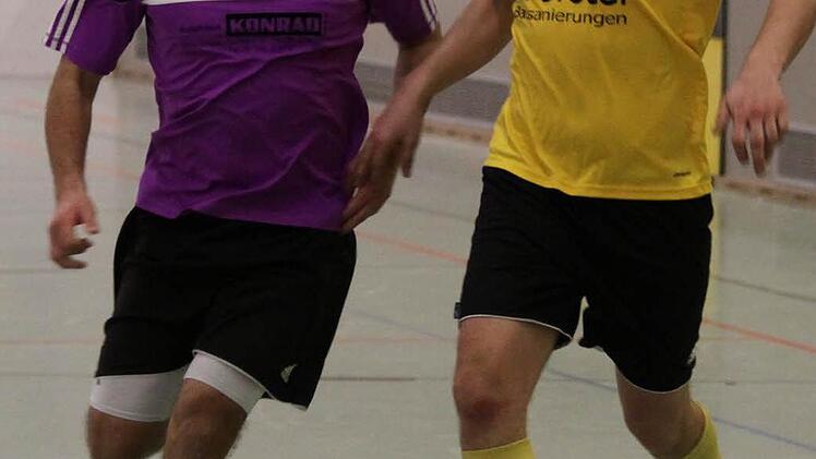 Christian Bierbaum (li., Dormitz) gegen André Bayer (Effeltrich). Foto: Uwe Kellner