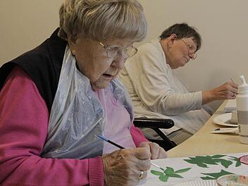 Senioren im Landkreis Forchheim treffen sich meistens in den Gemeinden, um gemeinsame Nachmittage zu verbringen. Das Programm ist vielf&auml;ltig: Kafffeetrinken, Basteln, Malen, Kartenspielen, Vortr&auml;ge.  Foto: Josef Hofbauer