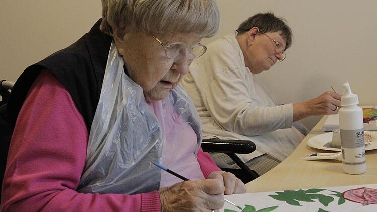 Senioren im Landkreis Forchheim treffen sich meistens in den Gemeinden, um gemeinsame Nachmittage zu verbringen. Das Programm ist vielf&auml;ltig: Kafffeetrinken, Basteln, Malen, Kartenspielen, Vortr&auml;ge.  Foto: Josef Hofbauer