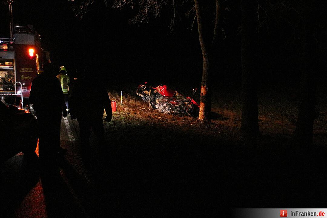 Schwerer Unfall bei Neuenmarkt - Fahrer überlebt schwerverletzt