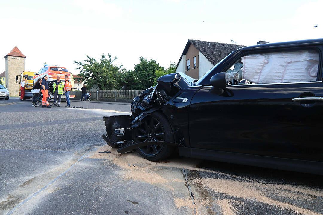 Einsatzfahrt endet in Verkehrsunfall - Mini und Notarzteinsatzfahrzeug kollidieren - Zwei Verletzte ins Krankenhaus