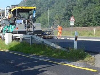 Die Asphaltierungsarbeiten an der Fahrbahn der B 85 zwischen Pressig und Neukenroth sind mittlerweile abgeschlossen. Nun muss allerdings noch der als Umleitung genutzte begleitende Wirtschaftsweg wieder ausgebessert werden. Foto: Karl-Heinz HofmannFahrbahn
